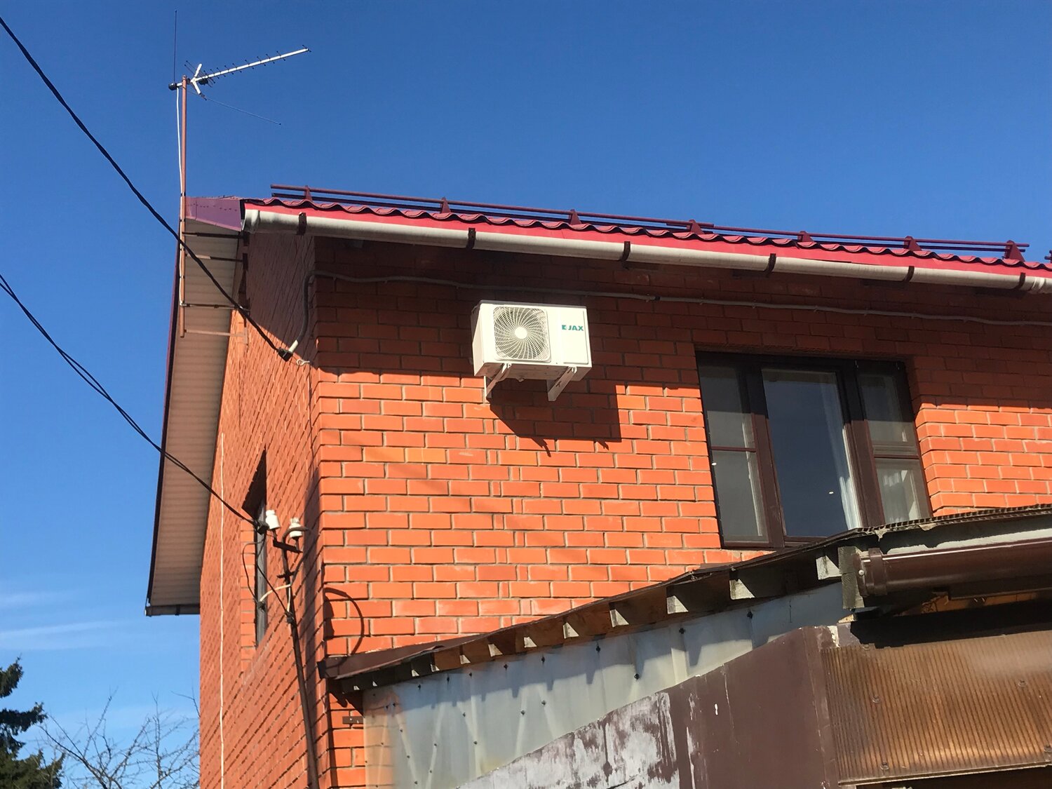 кондиционер, установленный кондиционер, телевизионная антенна, наружный блок кондиционера атс 453, монтаж антенны