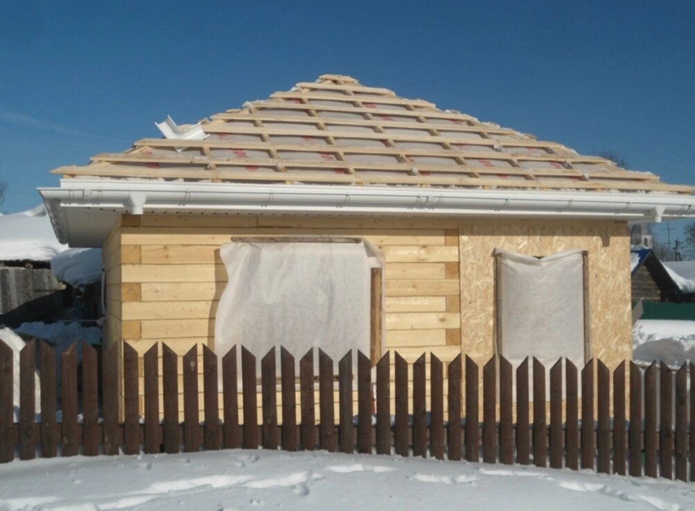 дома со сруба, шатровая крыша на сруб, сруб 6х6 четырехскатная крыша, вальмовая крыша, крыша на баню