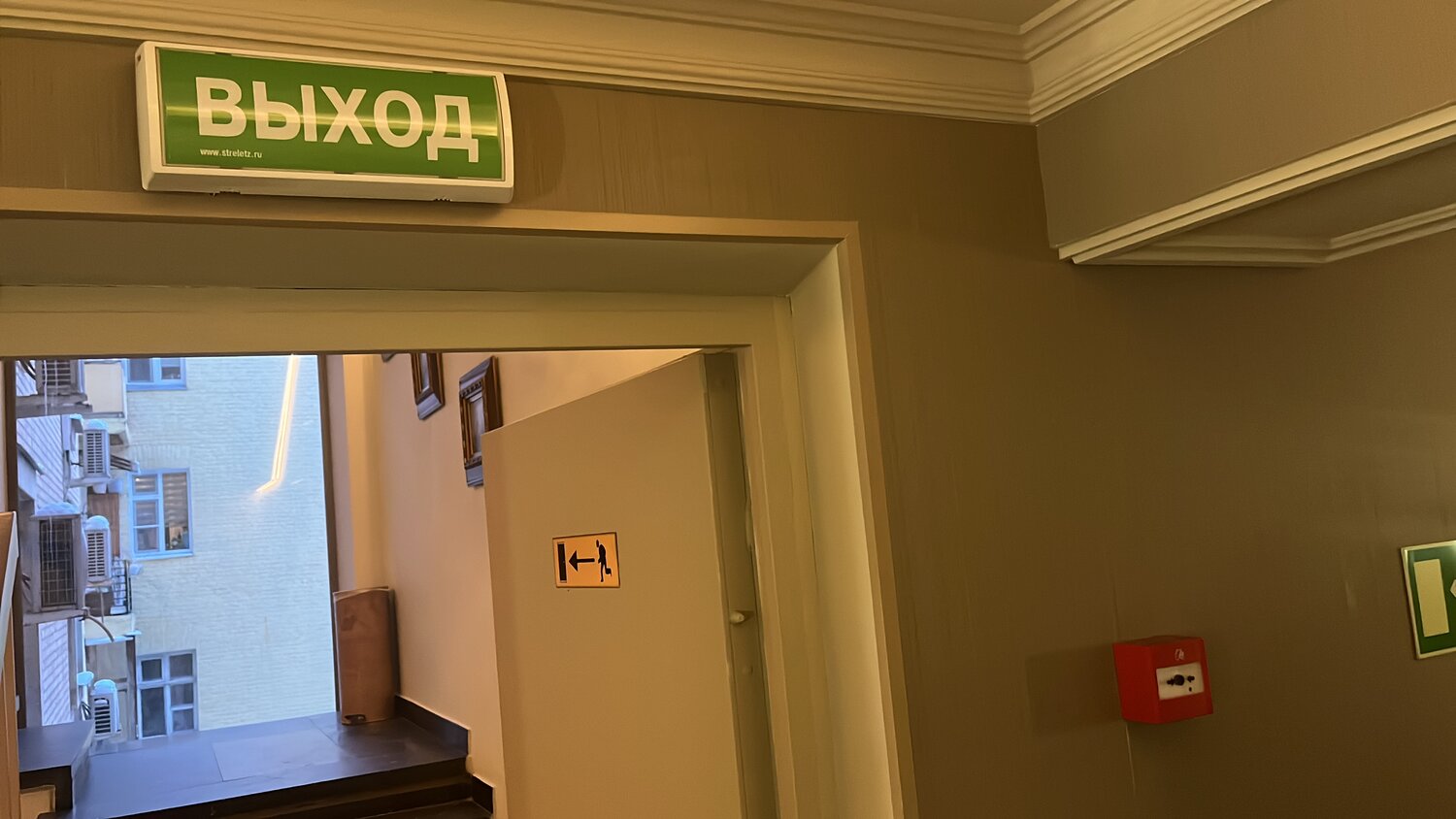 выход, выход вход, выход exit, эвакуационный выход, больница выход