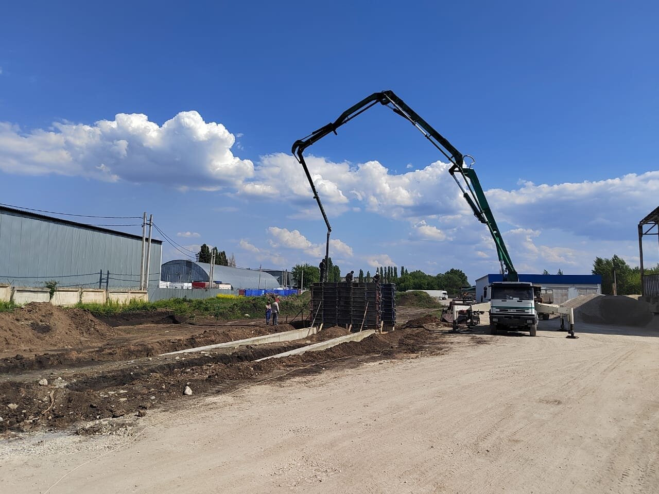 concrete pump, стационарный бетононасос, строительство, строительная техника, кран манипулятор