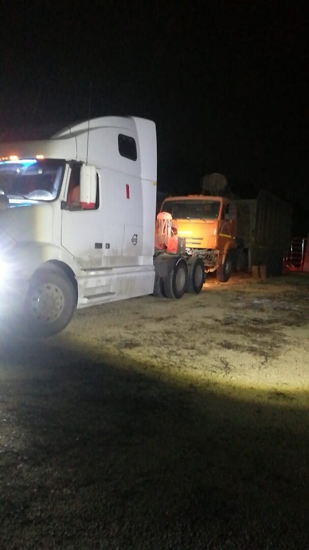 volvo vnl 770, volvo vnl 670 2002, темнота, тягач вольво и фредлайнер, volvo vnl 670