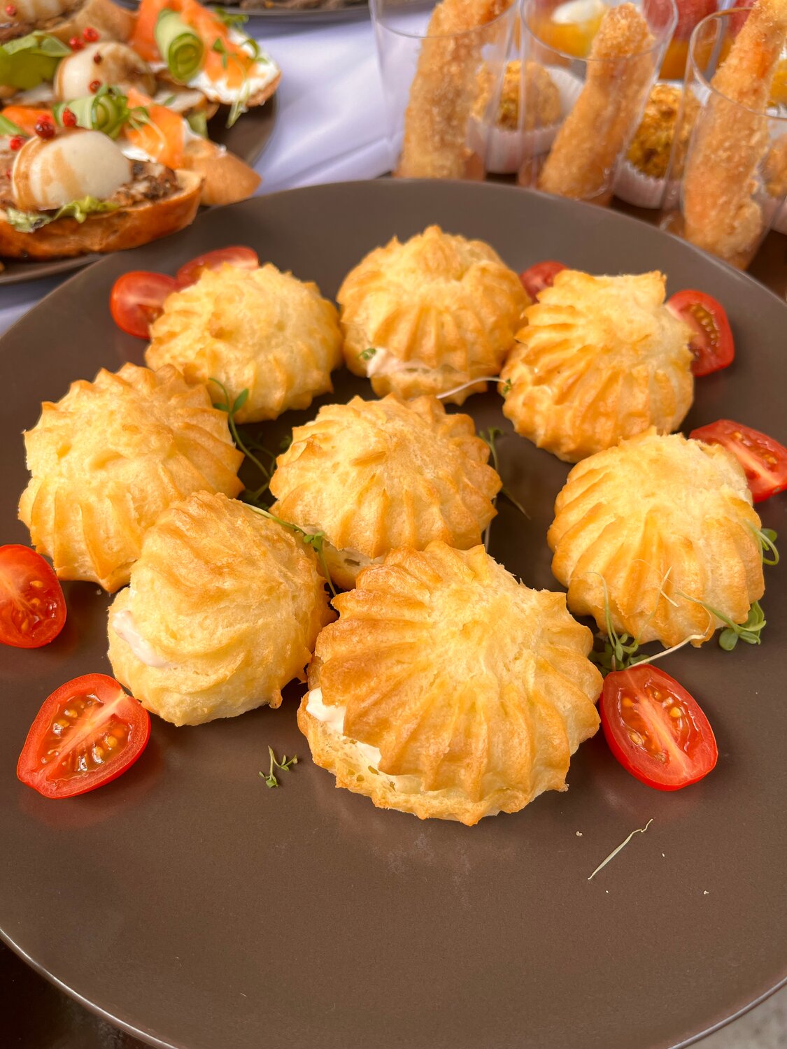 профитроли с кремом, профитроли с икрой, профитроли с начинкой, профитроли с жульеном, профитроли с заварным кремом