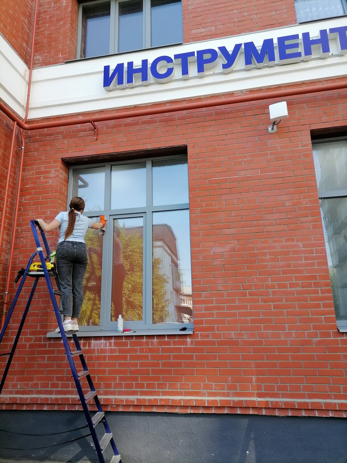 монтажник вывесок, фасадные работы, монтаж наружной рекламы, ремонт фасада, монтаж вывески