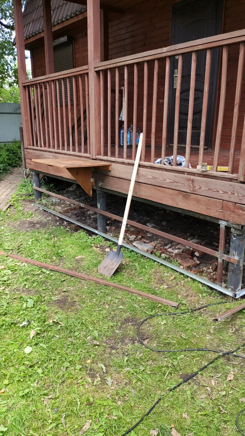 крыльцо на сваях, реконструкция фундамента винтовыми сваями, фундамент под террасу, веранда на сваях, отмостка дома на сваях