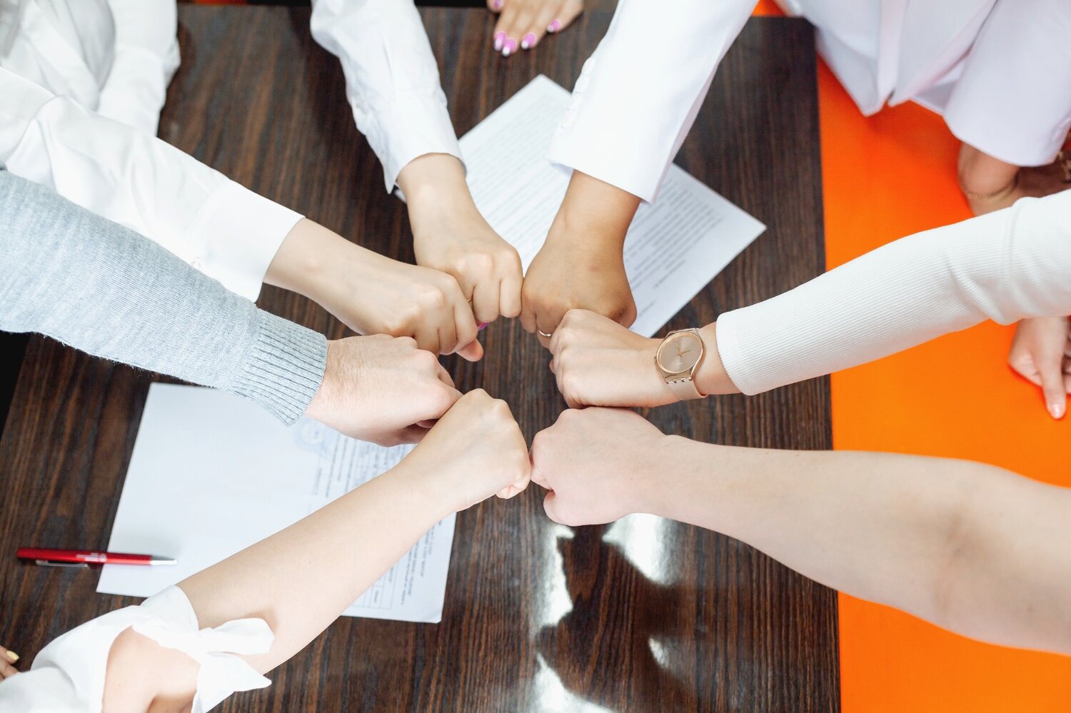 команда руки, команда, бизнес команда, teamwork на кулаках, дружба