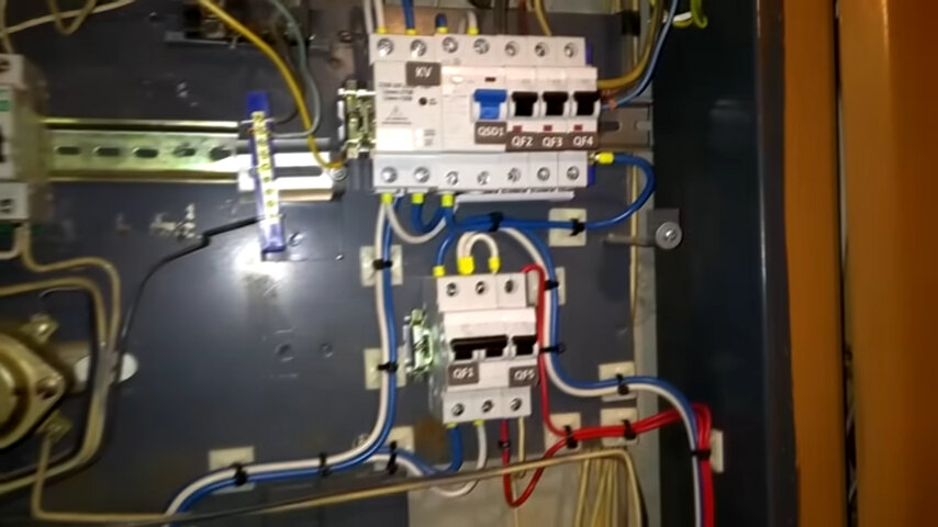 вводной автомат в щитке, автомат в щитке, вводной автомат, автомат в электрощитке, провода в щитке