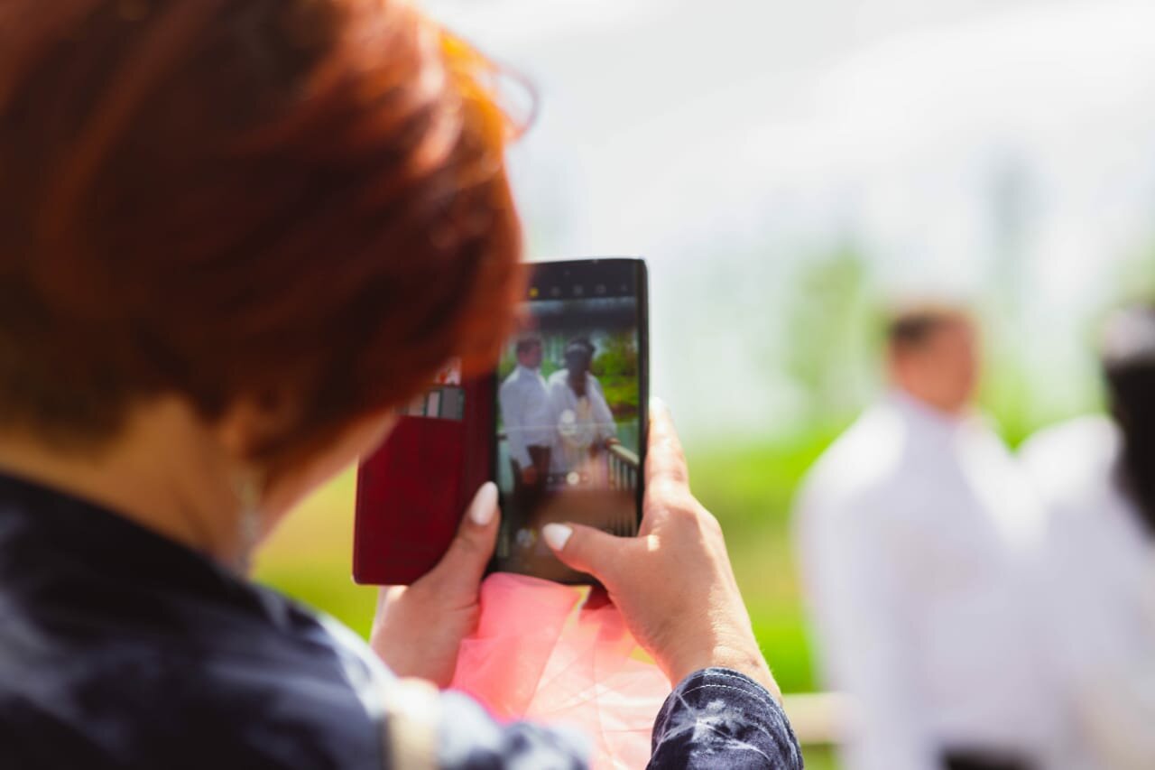 фронтальная камера iphone 6s, селфи экран, девушка фотографирует на телефон, фоткает на телефон, телефон камера