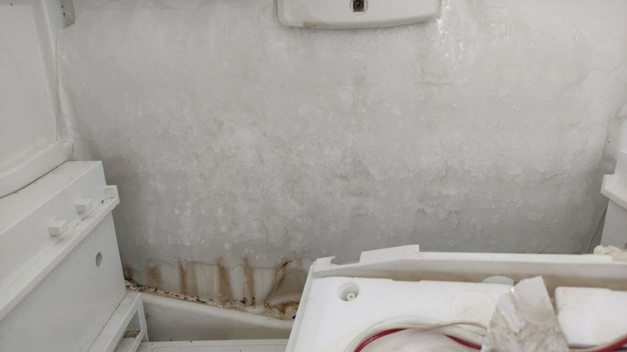 лед в морозилке, ноу фрост холодильник, холодильник, холодильник индезит ноу фрост намерзает лед, холодильник атлант наледь