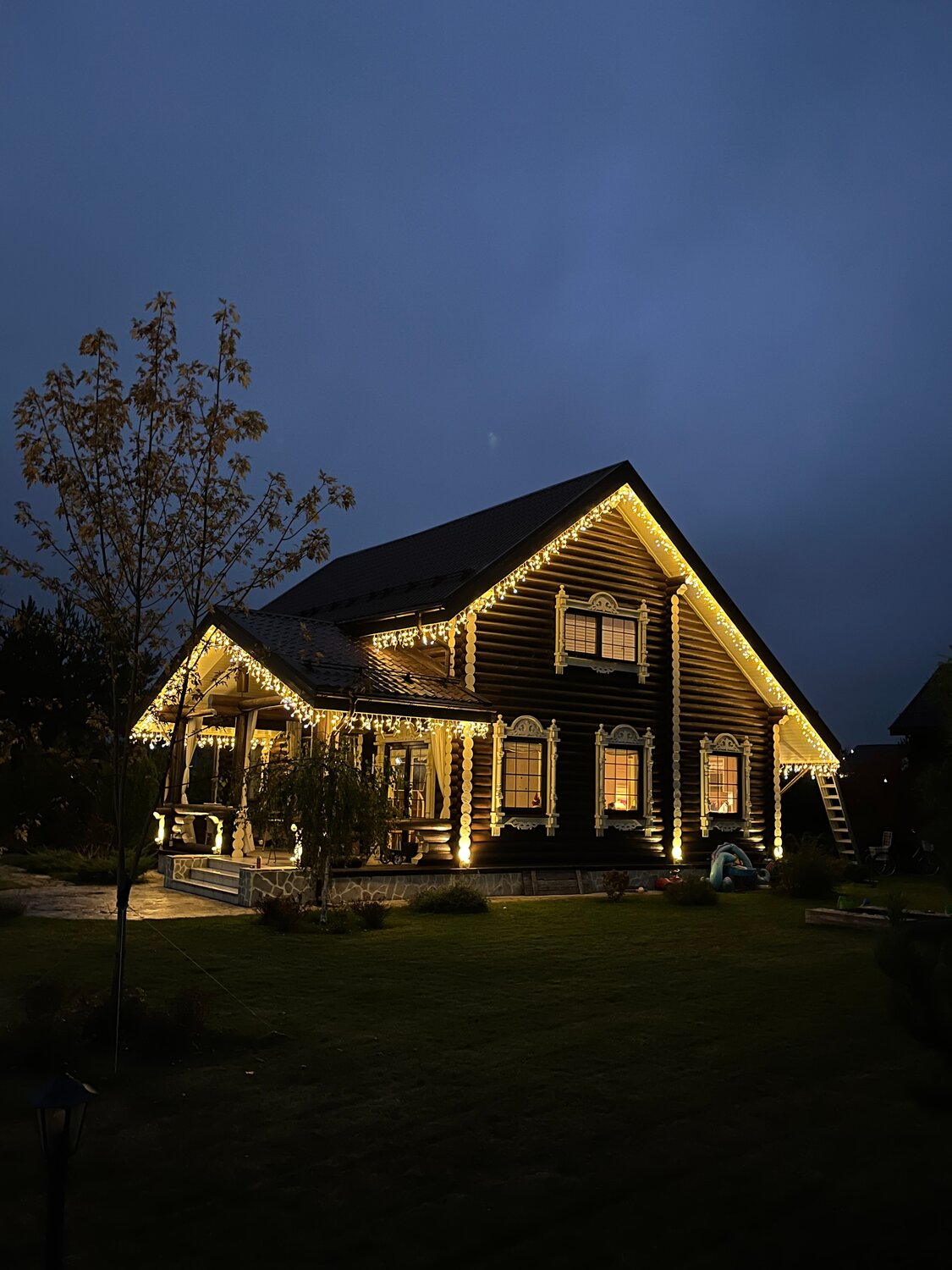 подсветка деревянных домов, подсветка деревянного дома, освещение загородного дома, подсветка фасада деревянного дома, подсветка фасада сруба