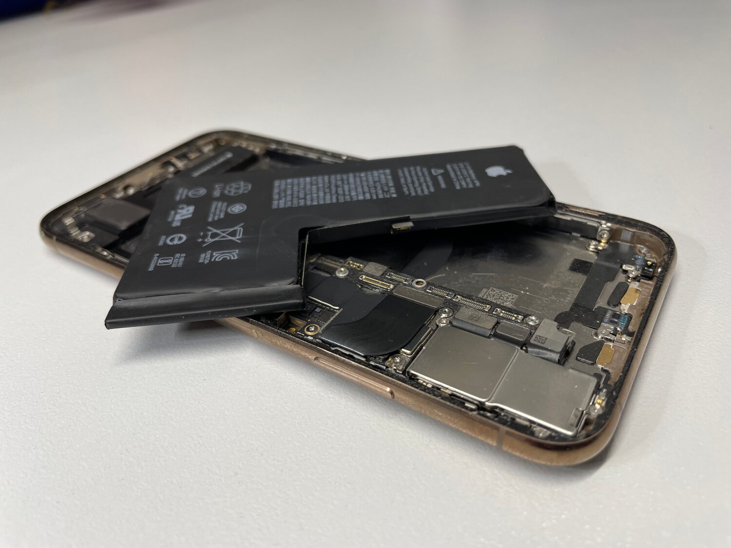 батарея iphone xs max, аккумулятор айфон 11, внутренности айфона, iphone 13 pro max, iphone xs разобранный