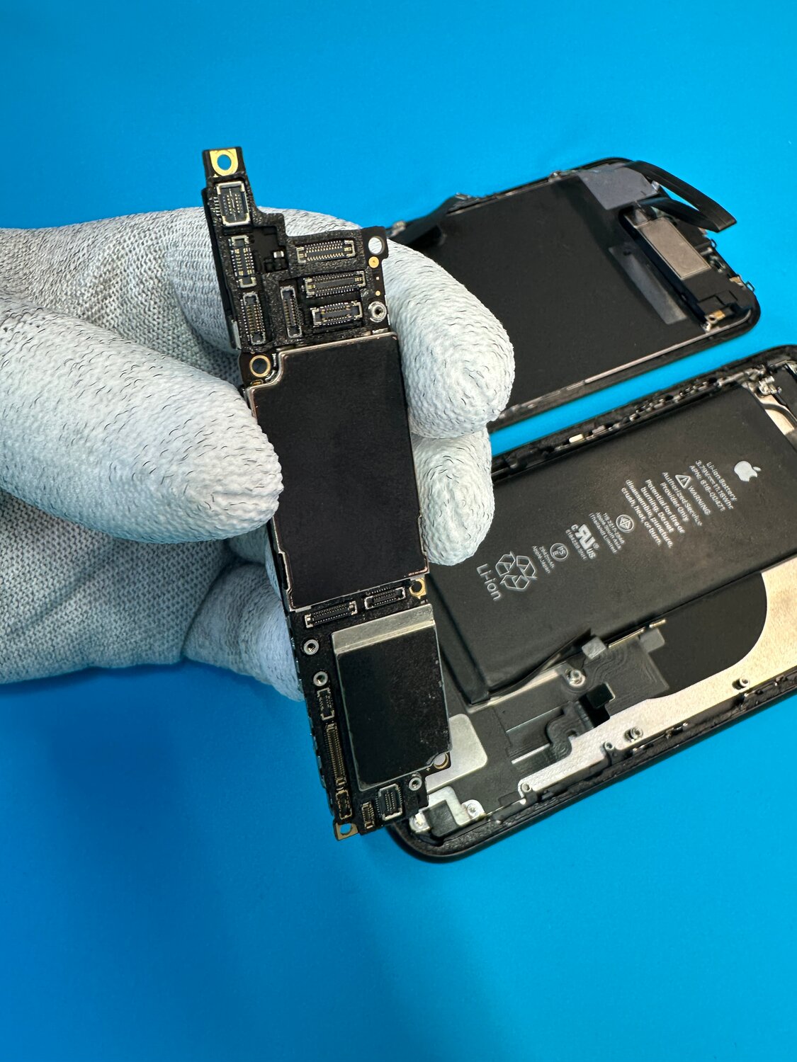 материнская плата iphone 7, материнская плата iphone, айфон в разборе, iphone 6s motherboard, динамик нижний iphone xs max