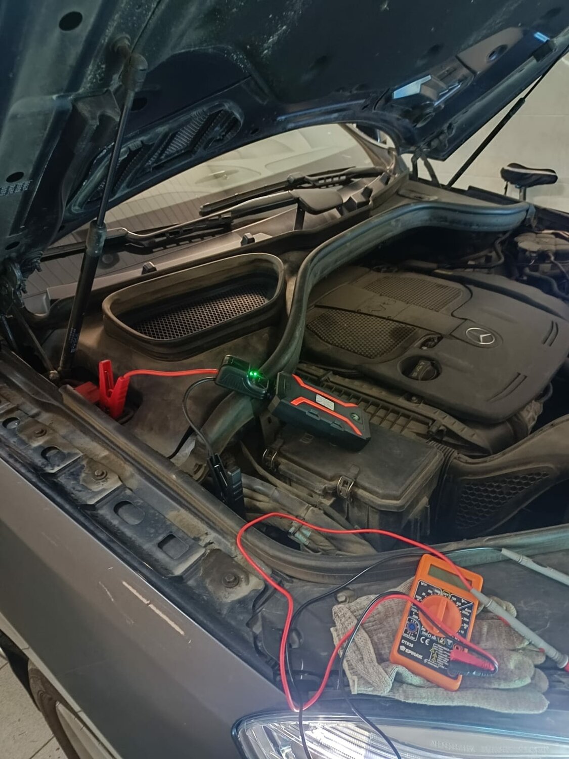 прикурить автомобиль, дополнительный аккумулятор мерседес w164, прикуривание автомобиля, бмв зарядить аккумулятор спереди, зарядить аккумулятор автомобиля