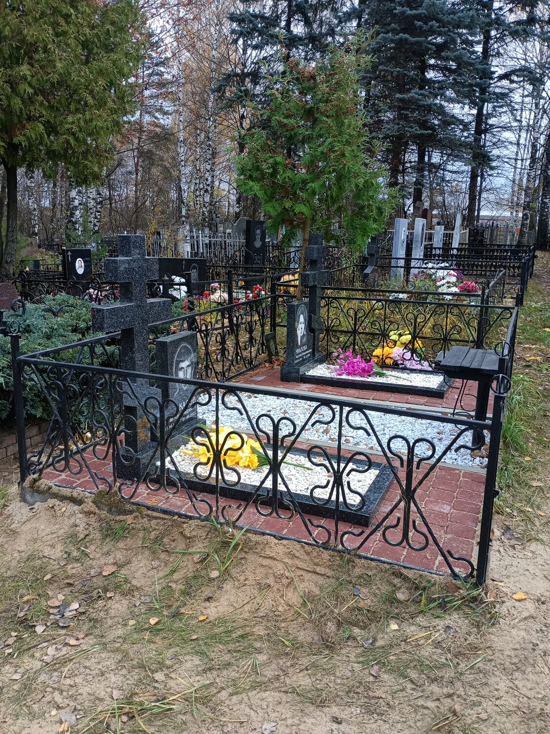 памятник, оформление могил на кладбище, оформление могилы на кладбище плиткой, благоустройство мест захоронения, обустройство могил на кладбище