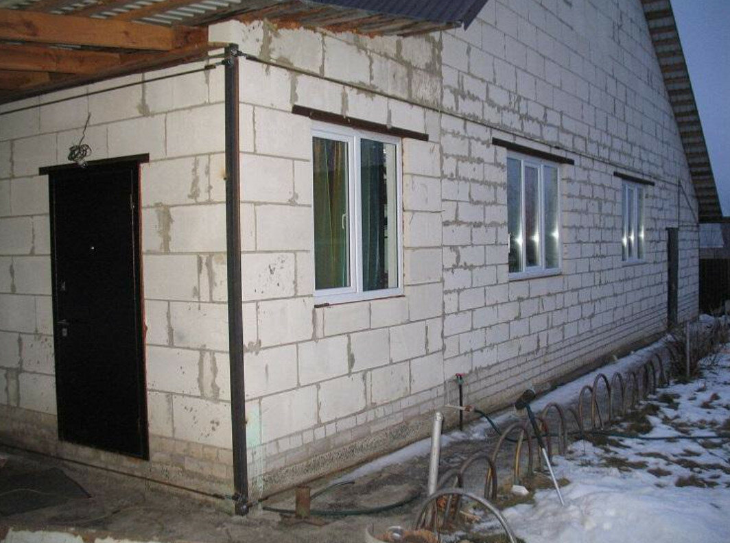 пристройка из пеноблока, окна в доме из газобетона, пристройка к дому из пеноблоков, размер окон в частном доме из газоблока, дома из газоблока