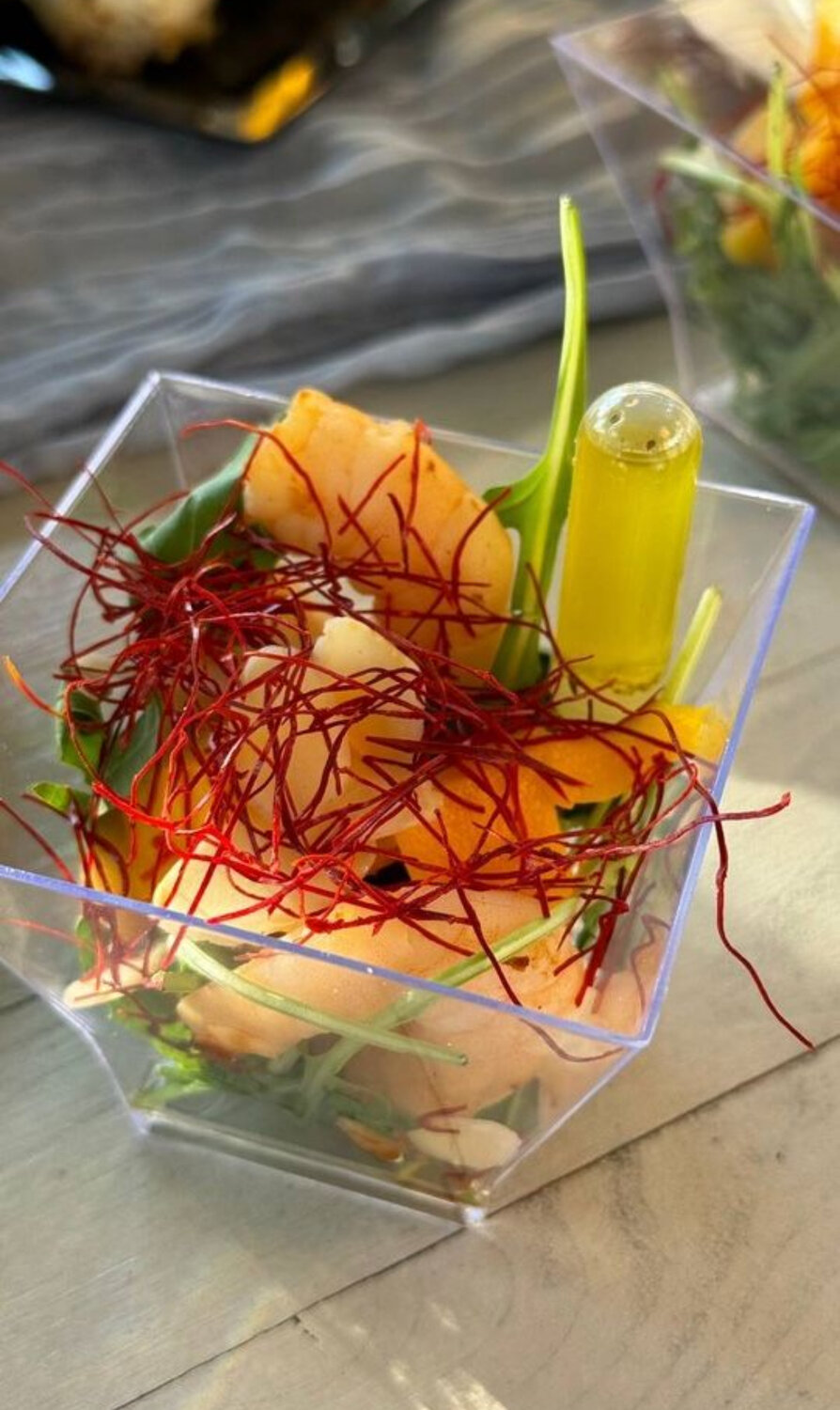 закуска, фуршетная закуска, подача салата, еда, блюда в ресторанах