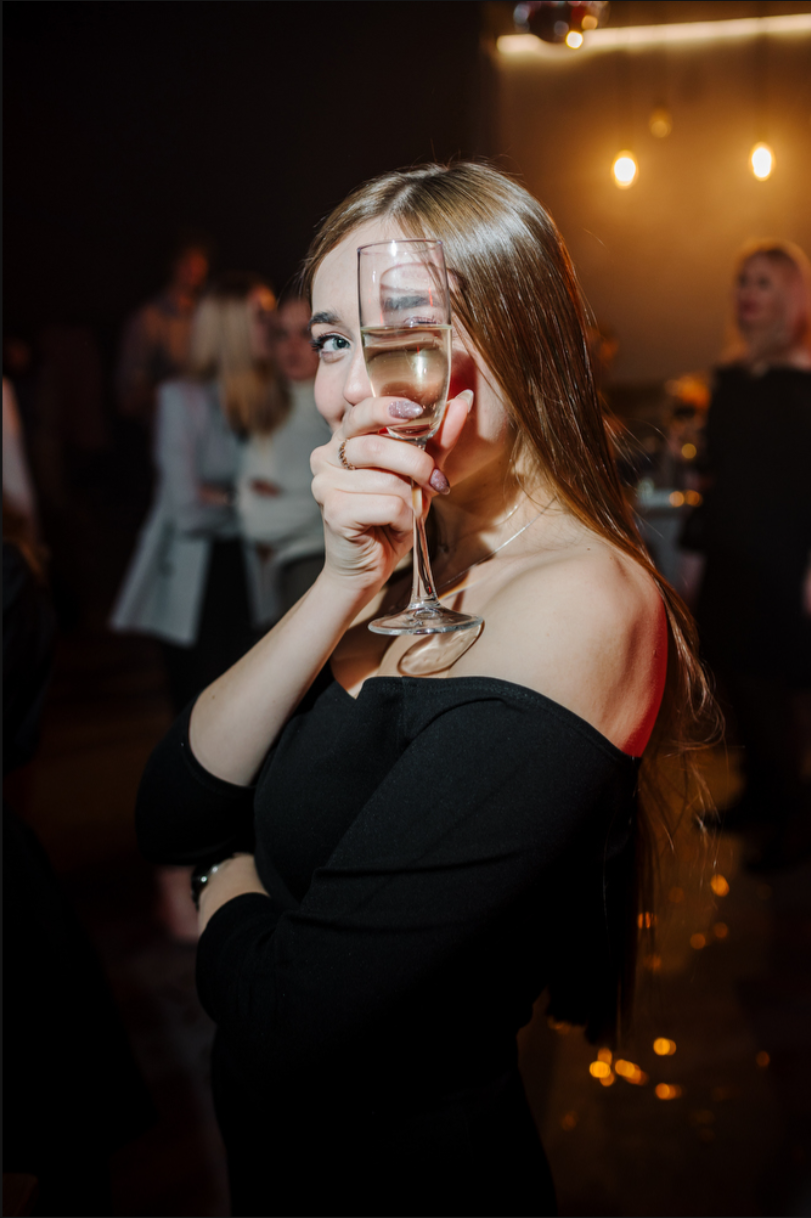 девушка в ресторане, в ресторане, девушка, награждение, девушки с бокалами
