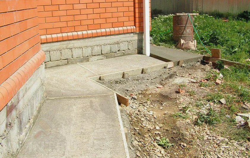 вокруг дома отмостка, отмостка подбетонка, отмостка вокруг дома своими руками из бетона, отмостка для дома, г образная отмостка вокруг дома