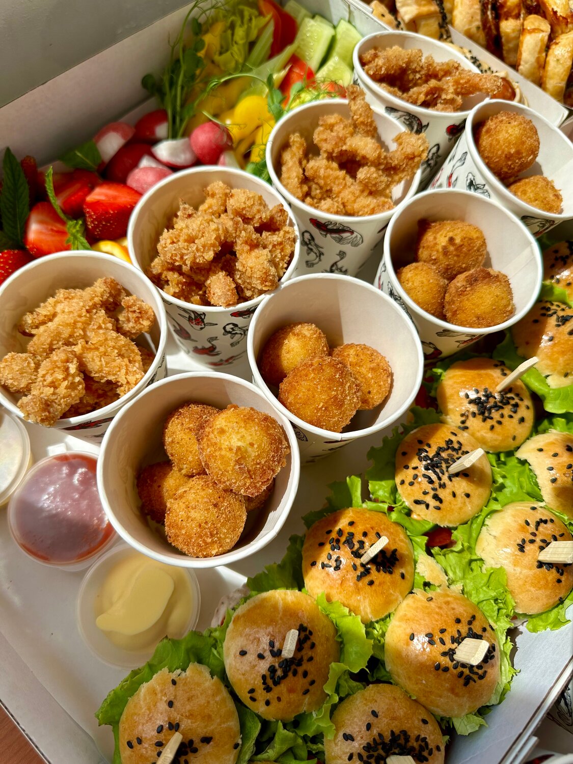 закуска, закуска для фуршета, картофельные шарики с сыром, кейтеринг фуршет, мини бургеры для фуршета