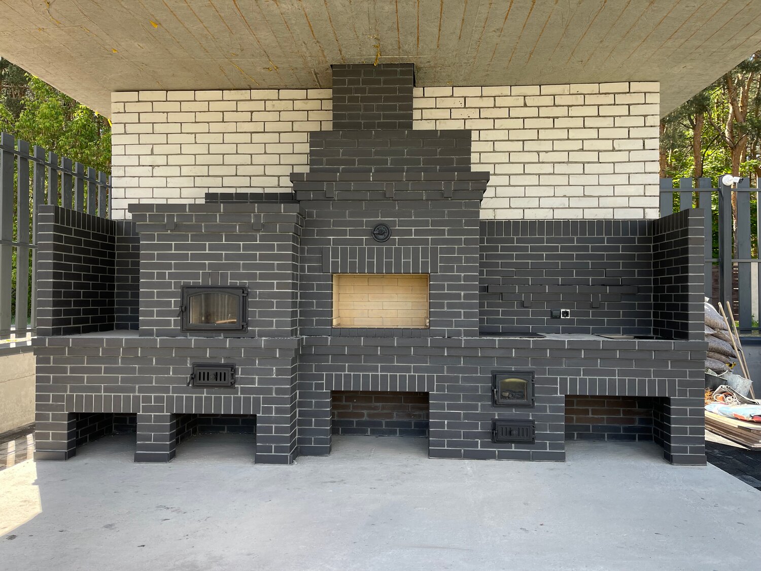 барбекю из кирпича в современном стиле, барбекю комплекс из кирпича, барбекю из темного кирпича, барбекю комплекс, барбекю из кирпича