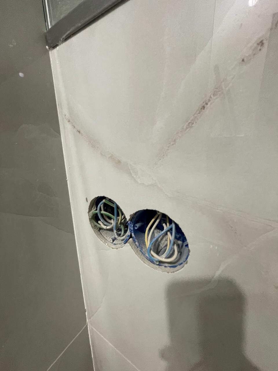 соединение проводов в подрозетнике, монтаж подрозетников, подрозетник в гипсокартон, распаячная коробка в подрозетнике, соединение розеток между собой в подрозетнике