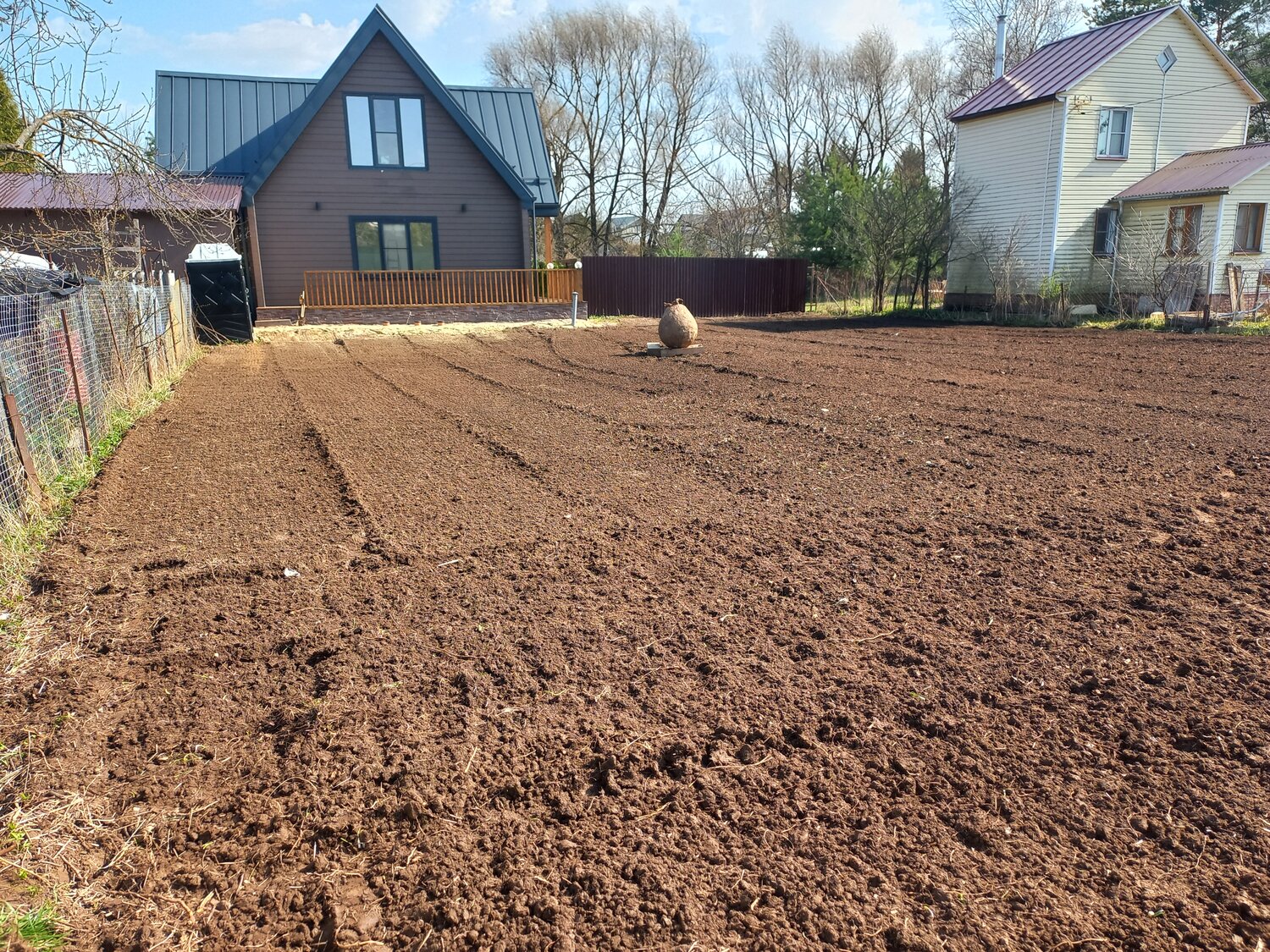 фрезеровка участка под газон, вспаханный участок земли, культивация участка под газон, вспашка земли, огород