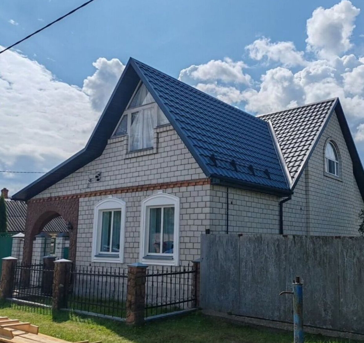 дом в, кровля из шифера, частного дома, кровля из металлочерепицы, крыша металлочерепица