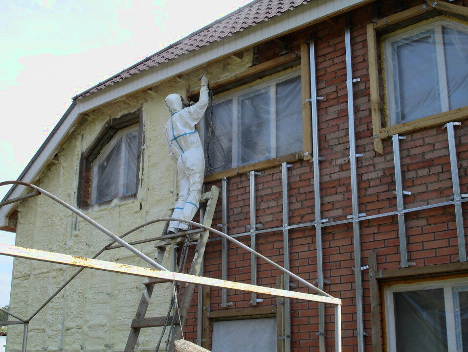 пенополиуретан дом снаружи, утепление фасада, утепление пенополиуретаном, фасадные работы, утепление дома