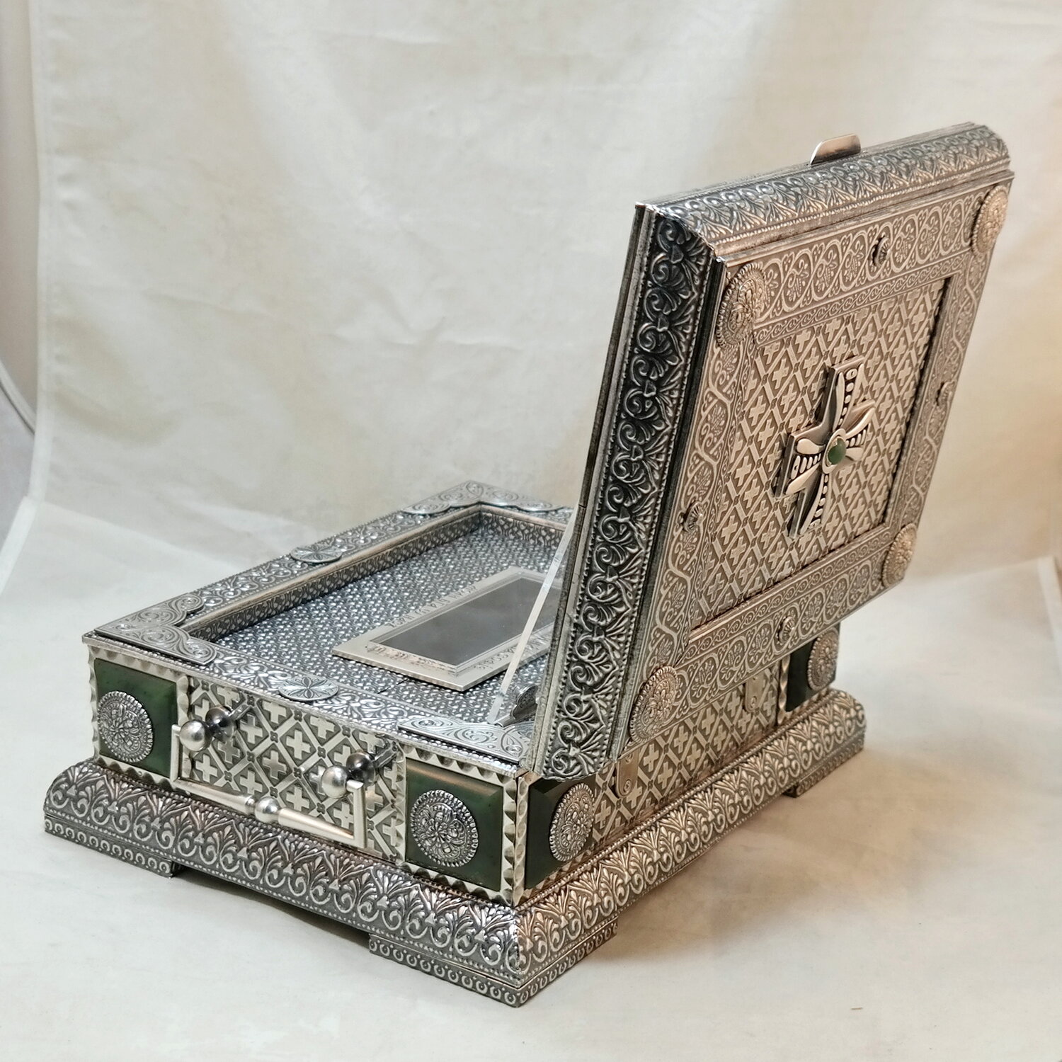 серебряная шкатулка, ковчег для мощей, шкатулка, ковчег для святых мощей, шкатулка под