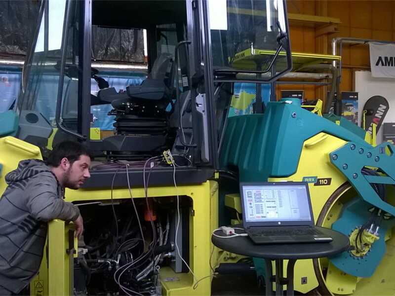 тракторист типа jcb 3[, гидравлик спецтехники, кабины для вилочных погрузчиков коматсу, погрузчик техобслуживание, спецтехника