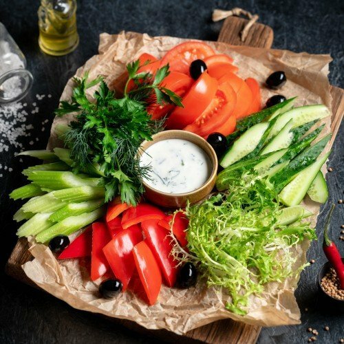овощное ассорти, ассорти из свежих овощей, овощная тарелка, овощи на тарелке, еда