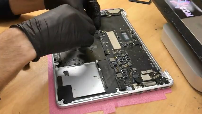 macbook a1370 disassembly, macbook air 11 2013 разбор, ssd macbook air 13 2011, замена термопасты macbook air 13, макбук про early 2011 15 замена термопасты