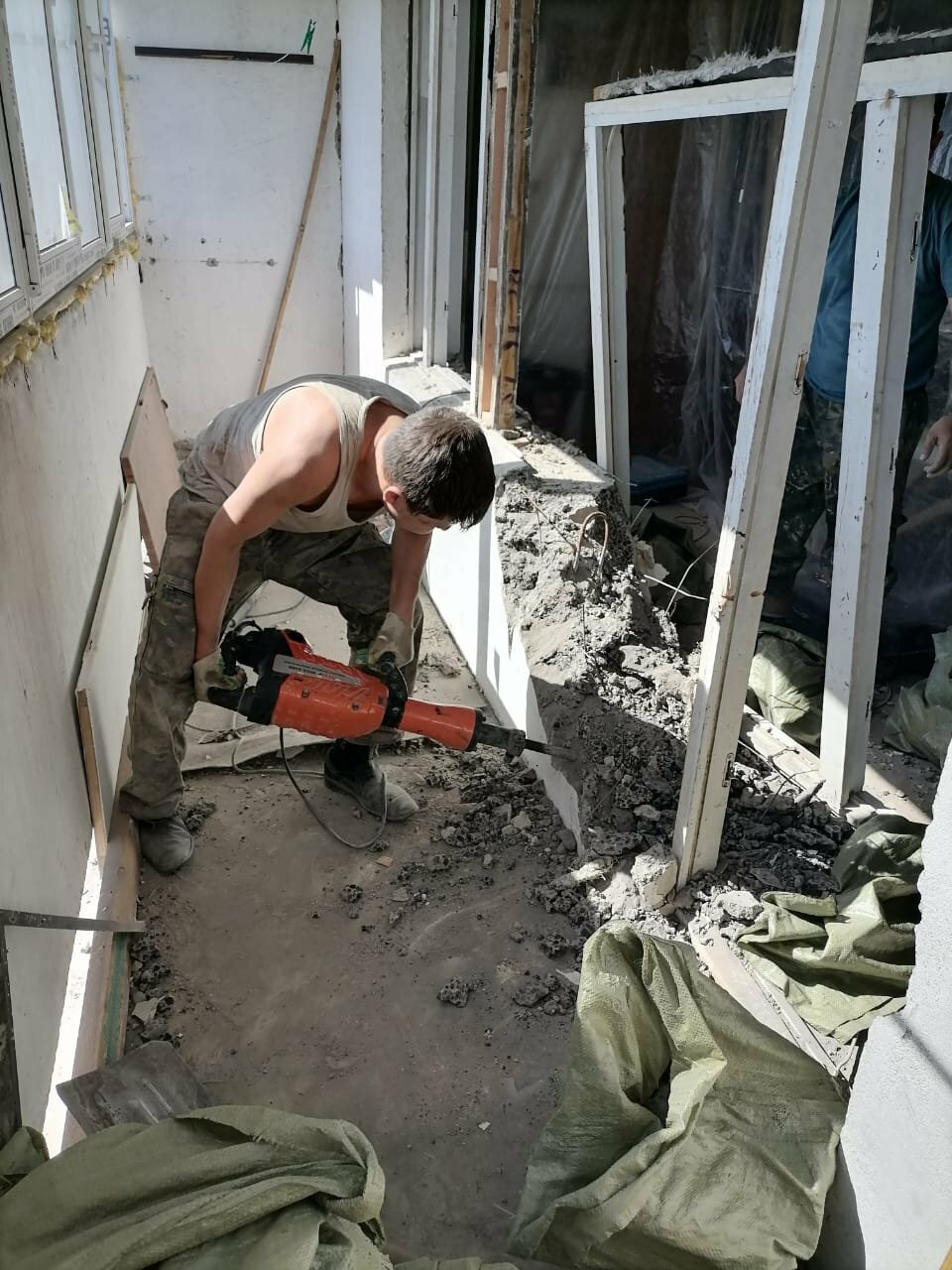 демонтаж балконной плиты, стяжка балконной плиты, демонтаж, строительство или ремонт, монтаж