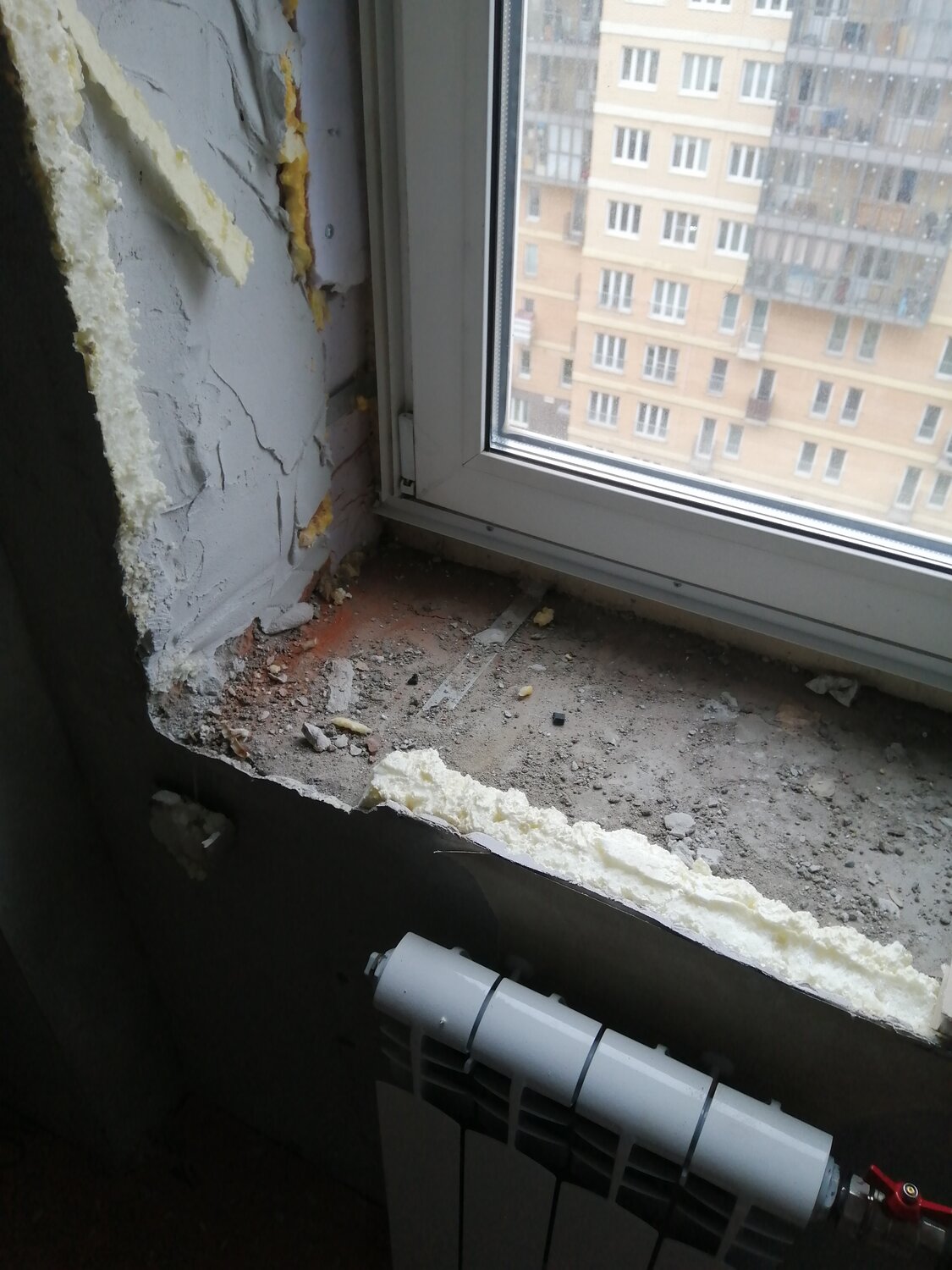 под подоконником после установки пластиковых, заделка балкона, монтаж подоконника, окна, откосы под подоконник