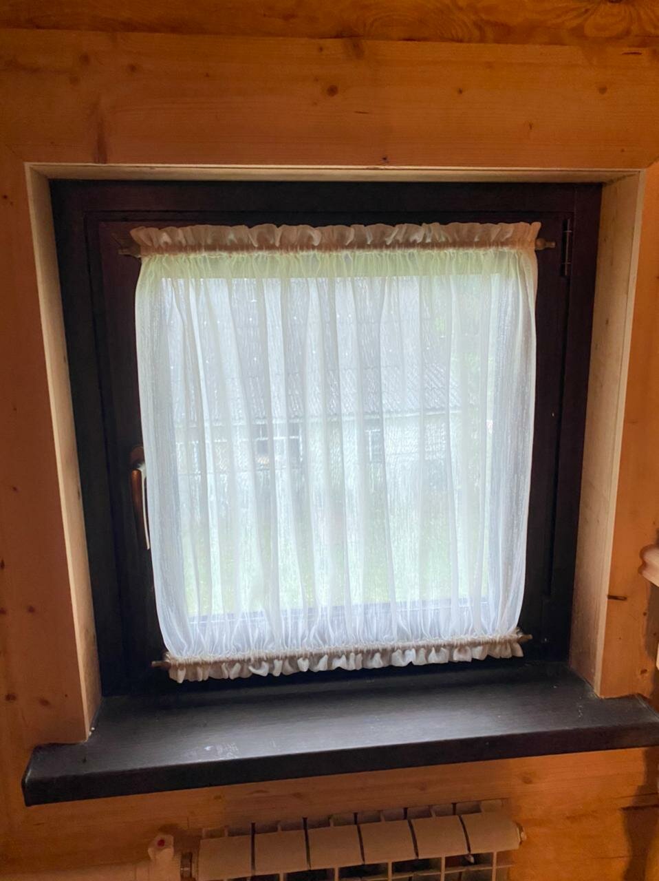 окно, пластиковое окно, деревянные занавески на окна, шторки в баню на окно, сетка на форточку пластикового окна