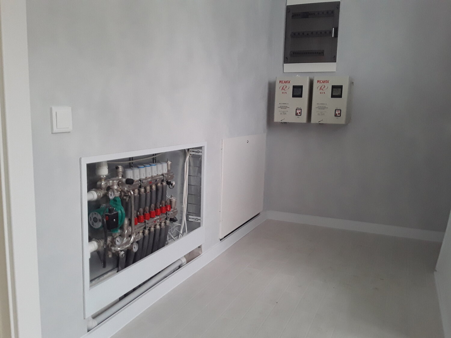 danfoss коллекторный шкаф теплого пола,встроенный,2 выхода, щит распределительный щр-1, коллекторный шкаф для теплого пола в стене, щит электрический, коллекторный шкаф рехау