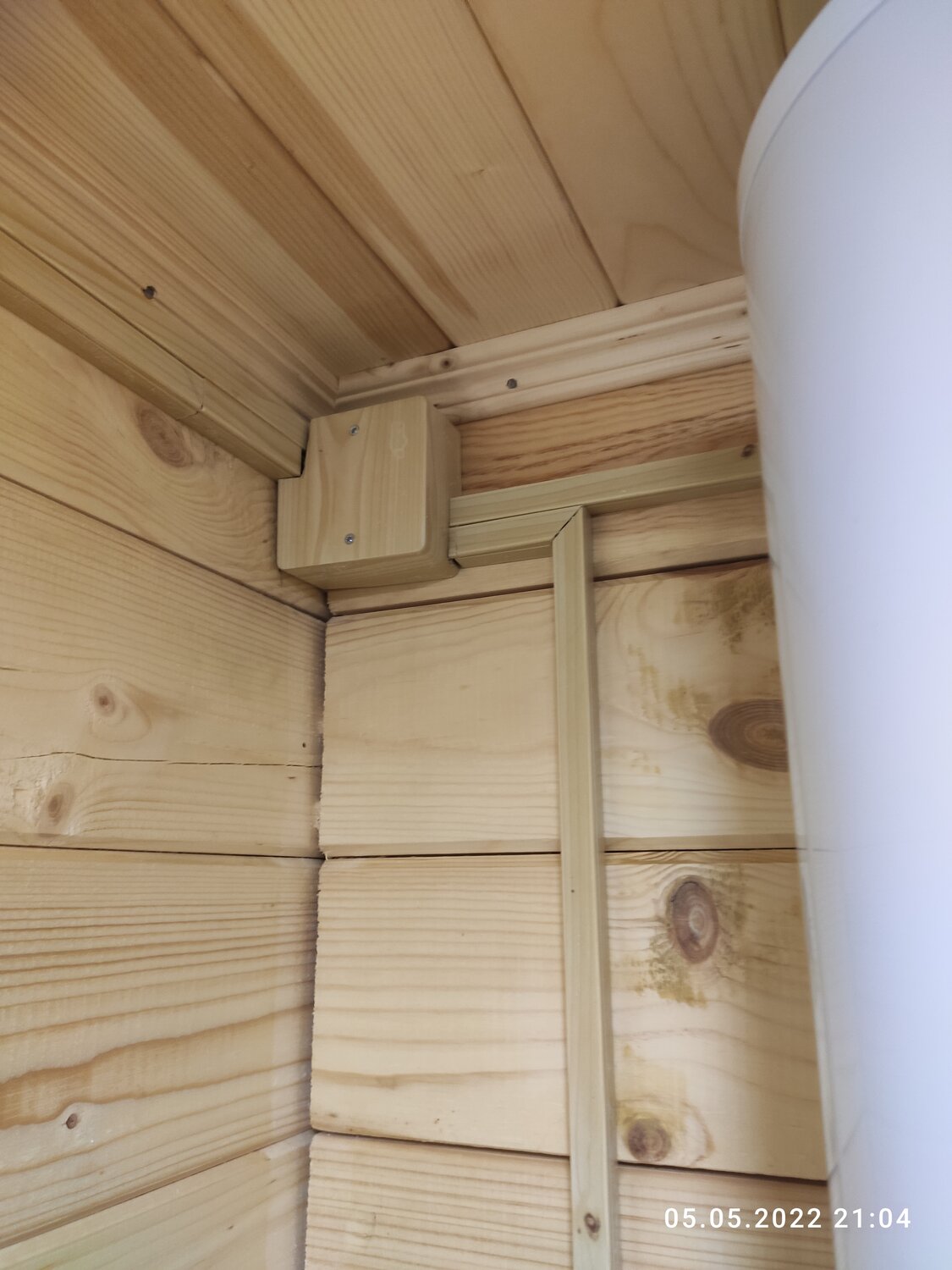 электропроводка в деревянном доме в кабель канале, наружная электропроводка в деревянном доме, короба для электропроводки в деревянном доме, проводка в деревянном доме в кабель канале, проводка в деревянном доме