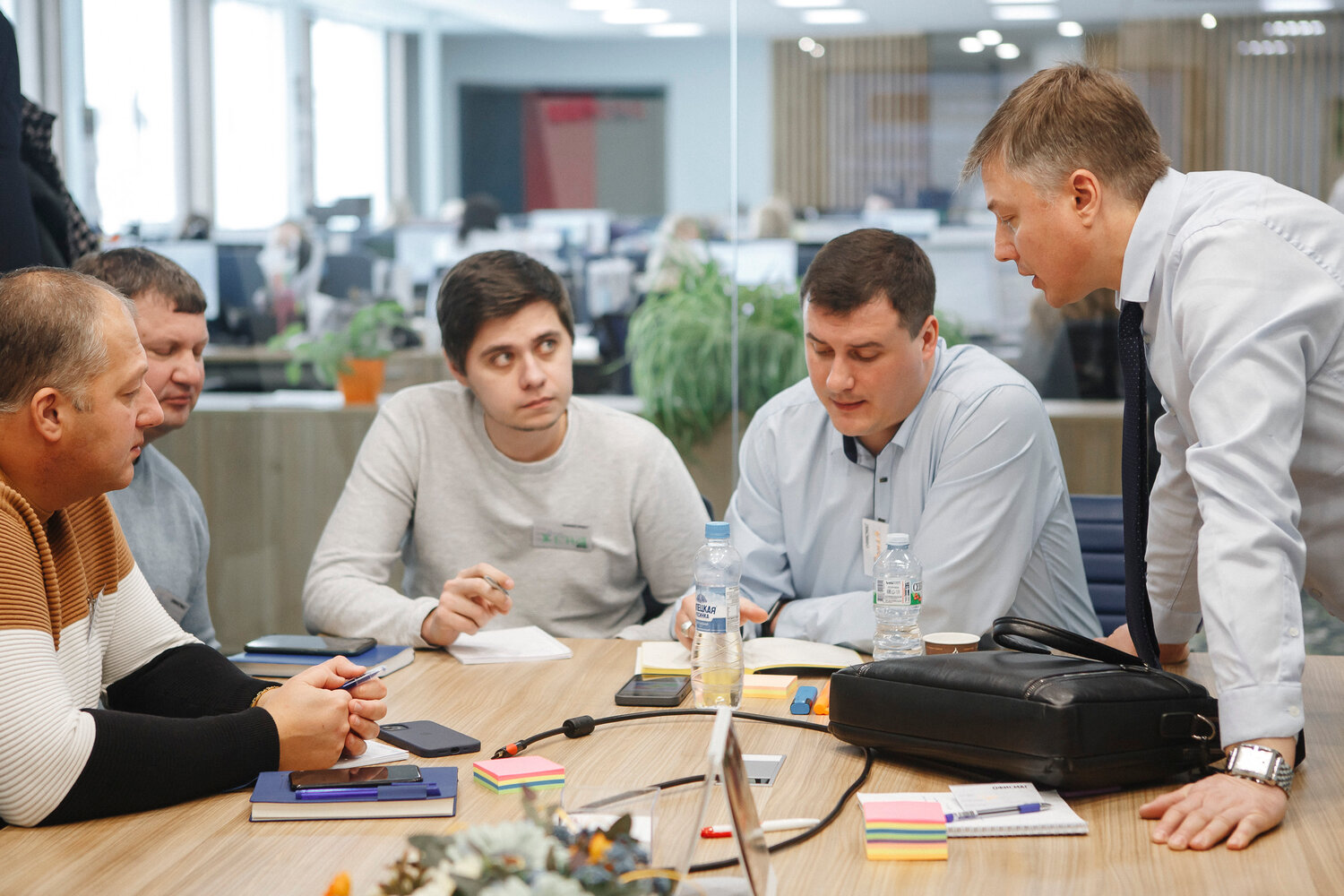человек, офис с сотрудниками, бизнес, работа с клиентами, работодатель