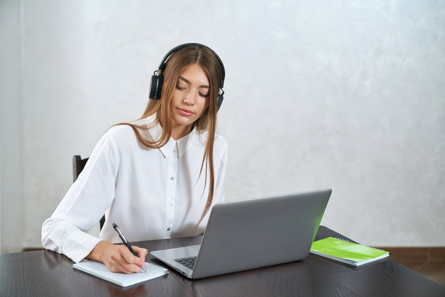 call центр, колл центр, девушка аналитик, требуются операторы call центра, оператор call центра