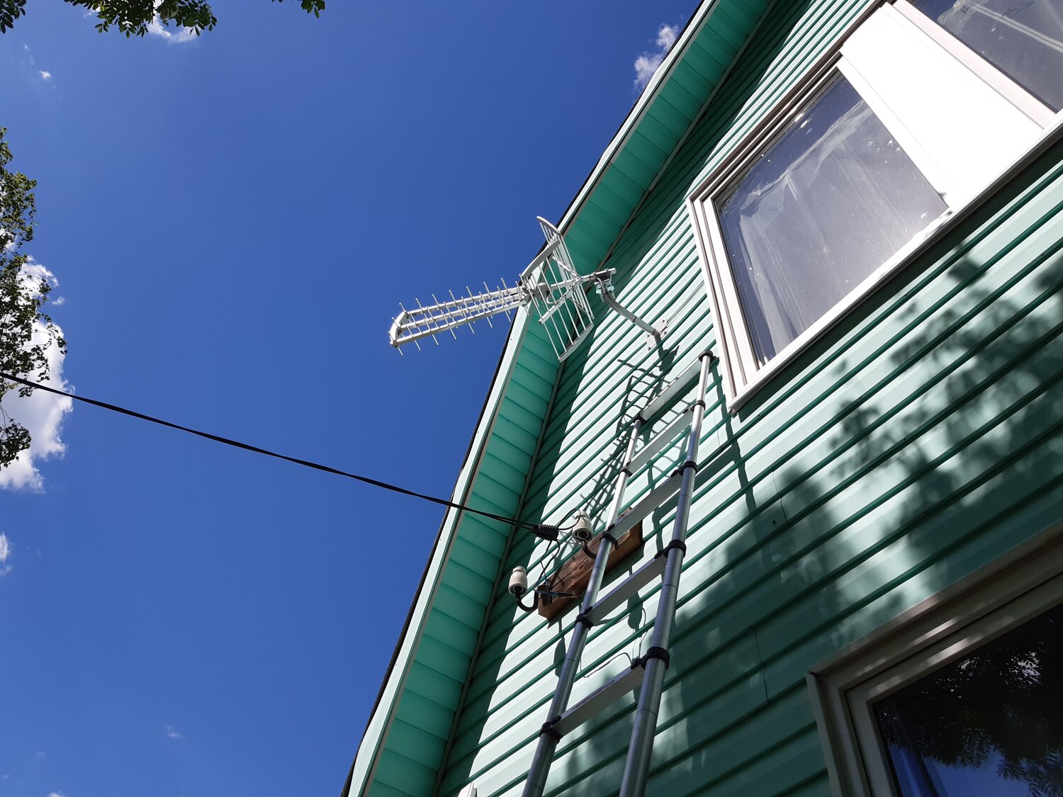 антенна, антенна на сайдинг, крепление антенны на фронтон дома, антенна для интернета в частный дом, установка антенн