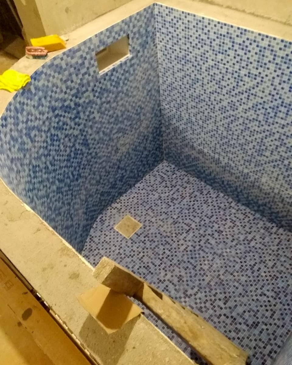 чаши бассейнов из мозаики, бассейн в частном доме, отделка бассейна мозаикой, бассейн мозаика, чаша бассейна