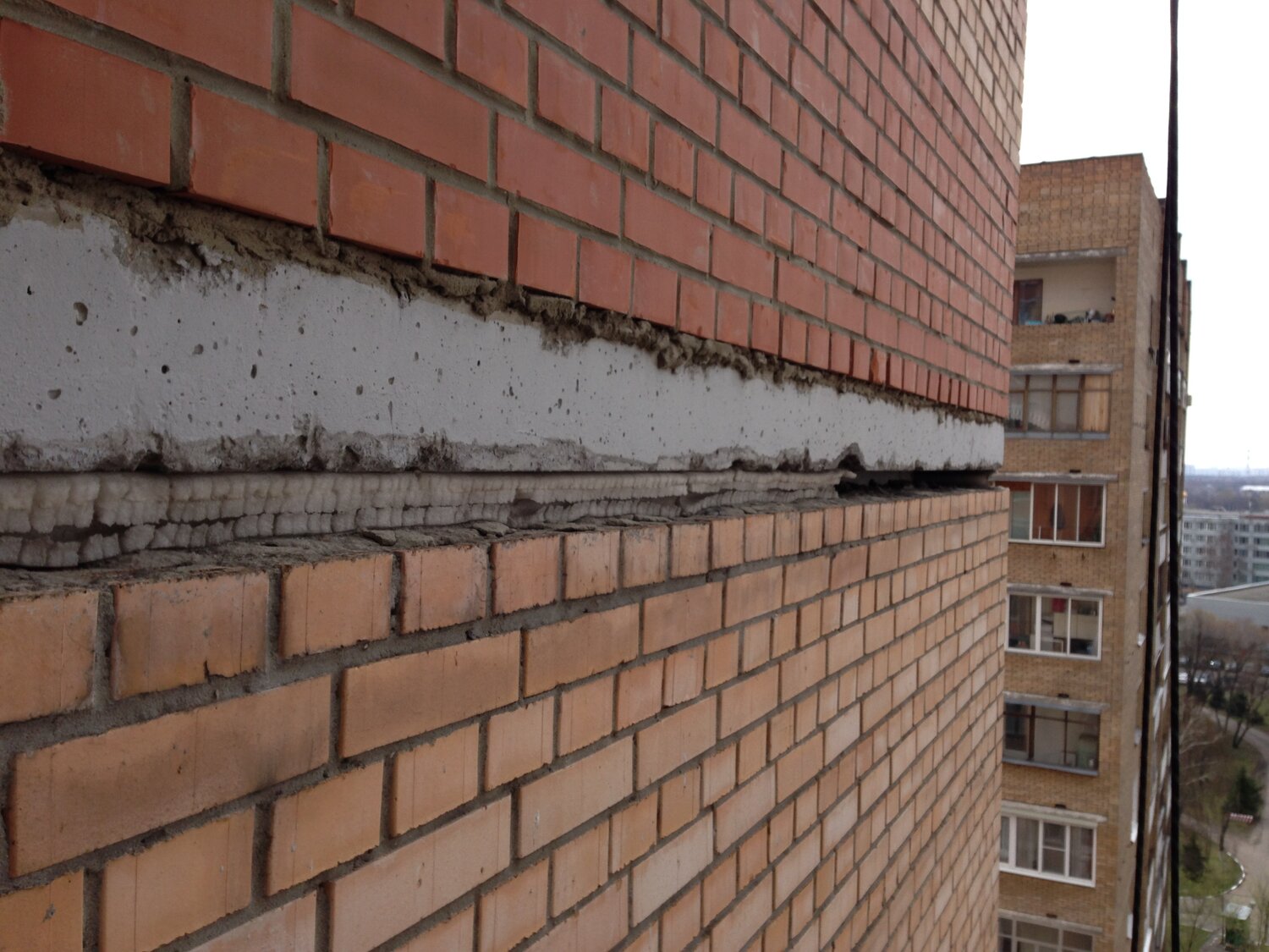 межпанельные швы в панельном доме, разгерметизация межпанельных швов, герметизация межпанельных швов, межпанельные швы, плохие межпанельные швы