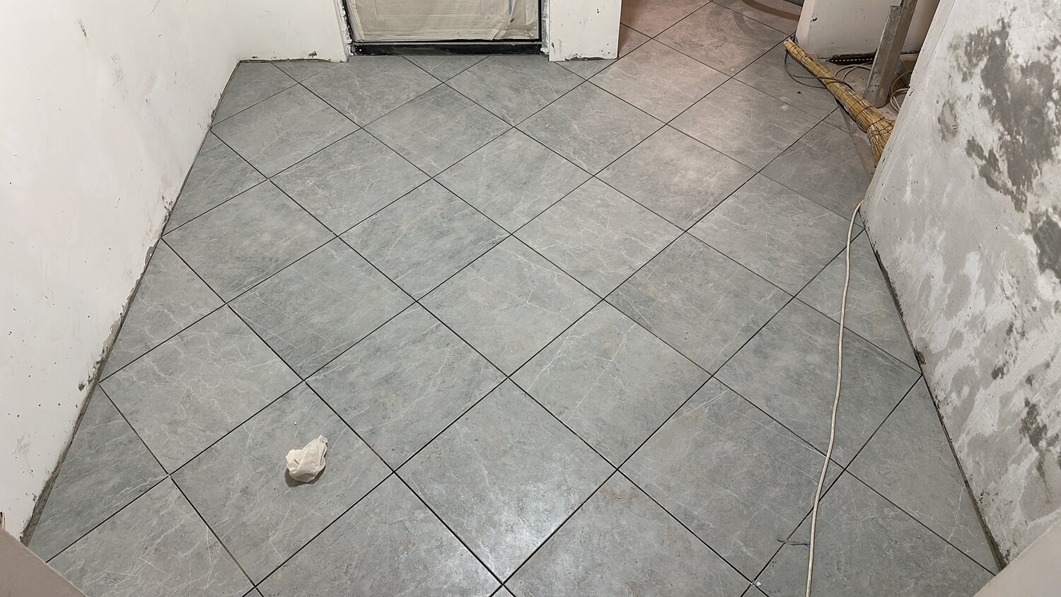 укладка плитки, укладка плитки на пол, укладка плитки на пол по диагонали, укладка кафельной плитки, укладка керамической плитки