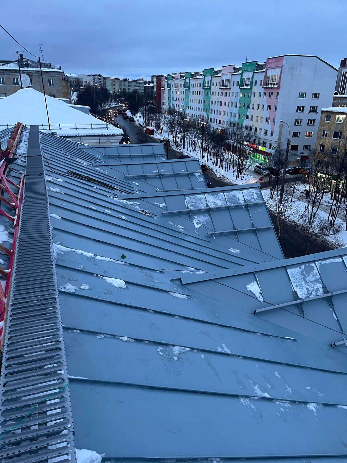снег с крыши, кровля, фальцевая кровля, снег на крышах домов, устройство фальцевой кровли