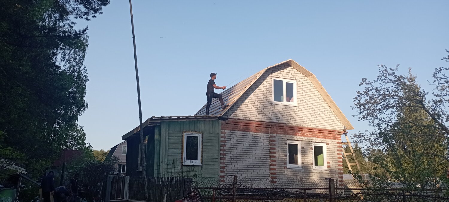 крыша дома с мансардой, кровля, водосток на мансардной крыше, ломаная крыша с мансардой из металлочерепицей, кровля крыши