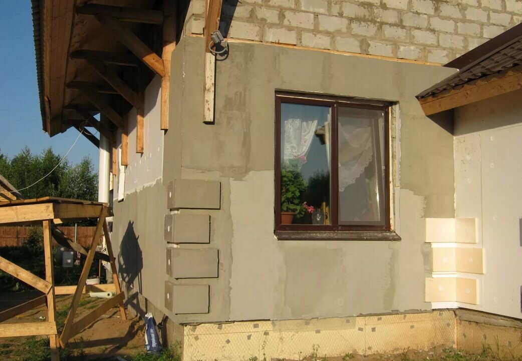 машинная штукатурка фасада дома из газобетона, оштукатуренный фасад, штукатурка фасада, утепление фасада дома, фасад дома из газобетона