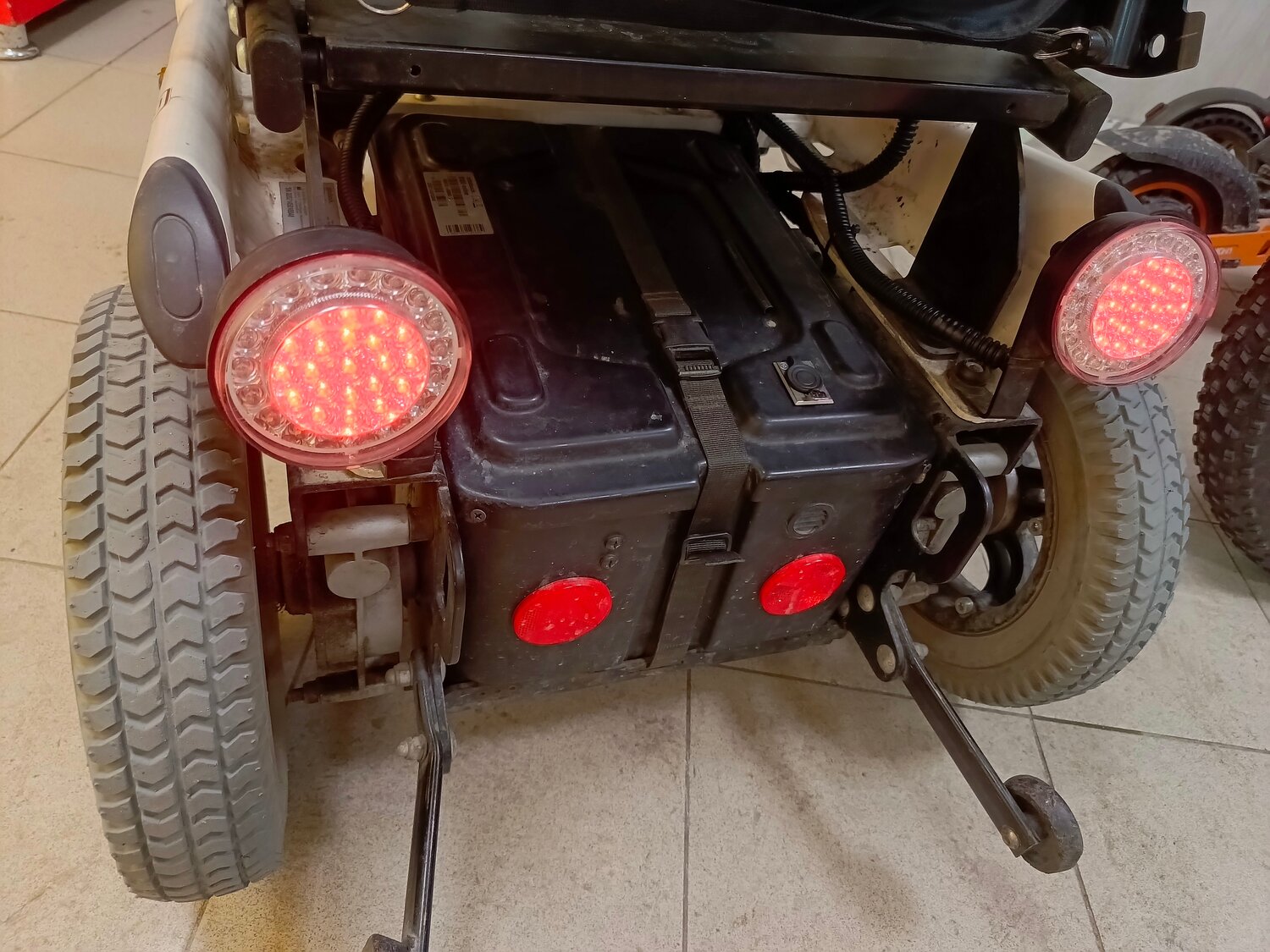 электротрицикл transporter 600w 48v, электротрицикл trion navigator dual, кресло-коляска с электроприводом мет adventure 16831, трицикл sitycoco ws pro 2000w, трехколесный электроскутер