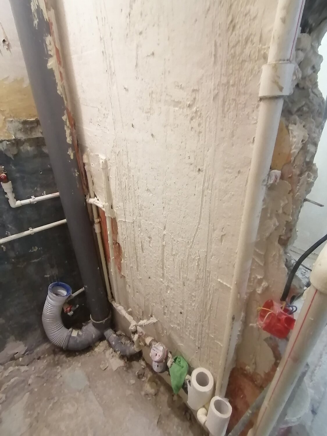канализационные трубы в квартире, разводка труб в ванной, стояки водоснабжения, замена стояка канализации в квартире, замена канализационного стояка в квартире