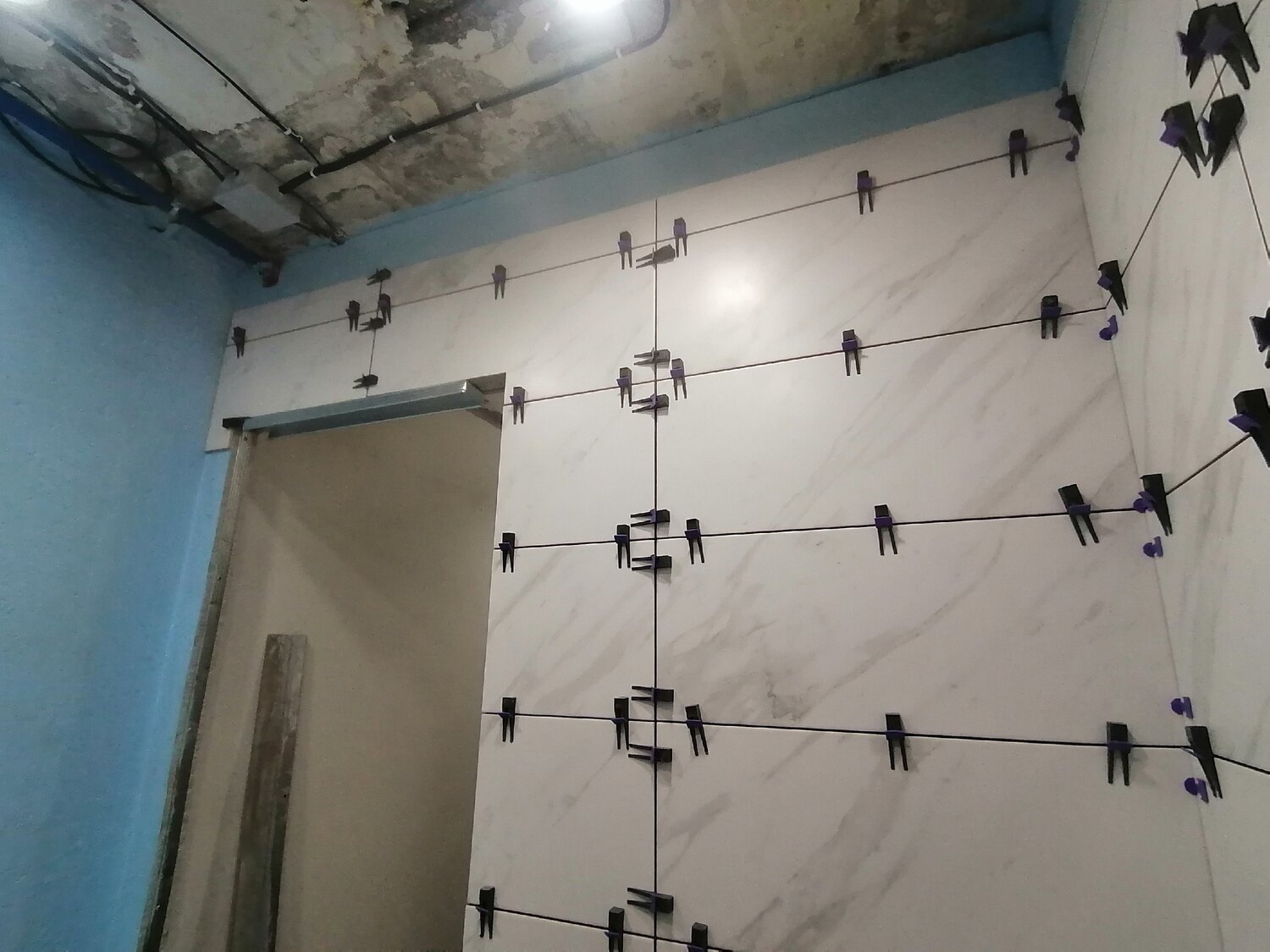 выравнивание плитки, укладка плитки без швов на стену, укладка плитки, укладка плитки на стену, крепёж для плитки на стену