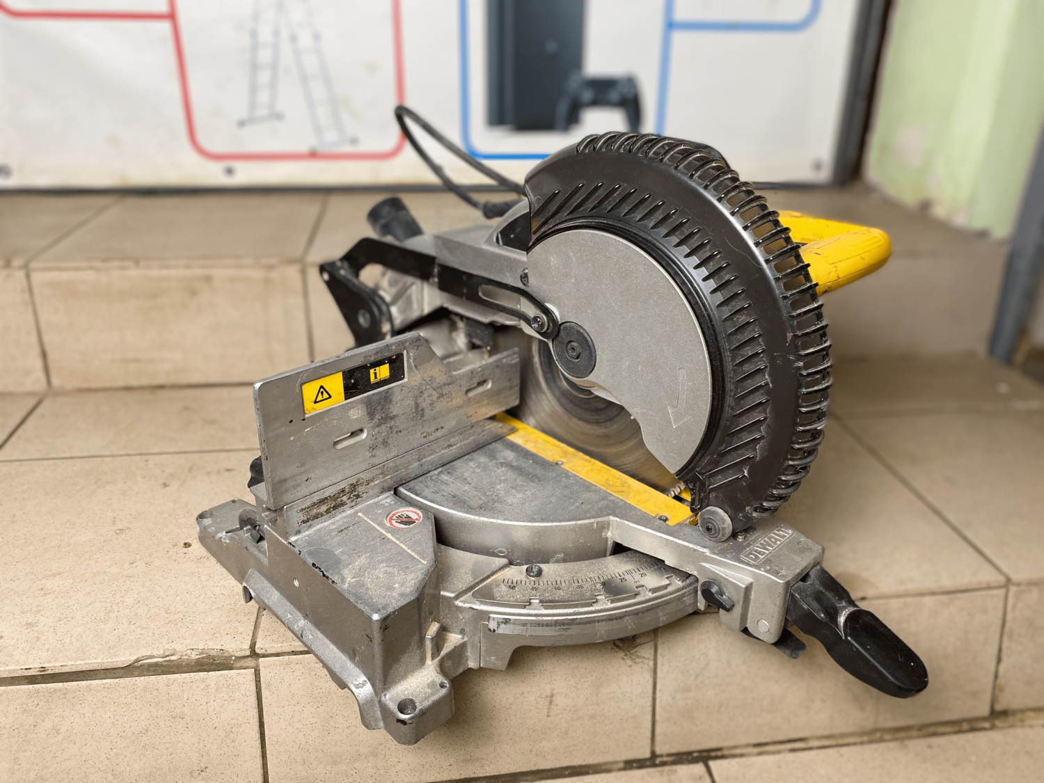 торцовочная пила dewalt, торцовочная пила, торцовочная пила dewalt dw713, торцовочная пила dewalt dws713, торцовая пила