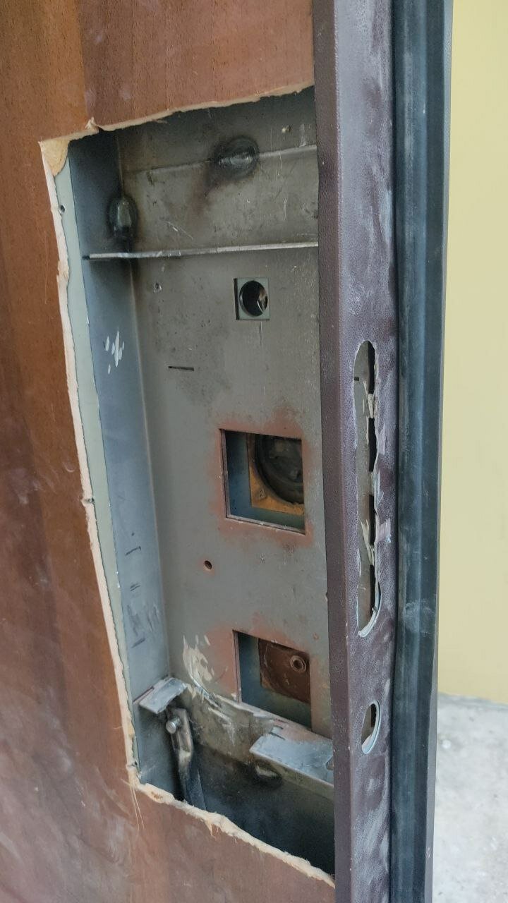 замок шо25 в металлической двери, замок в металлическую дверь, дверной замок, замок для гаражной двери, дверь замок